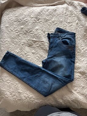 Women's Straight Leg Jeans in Blue - Classic Everyday Denim